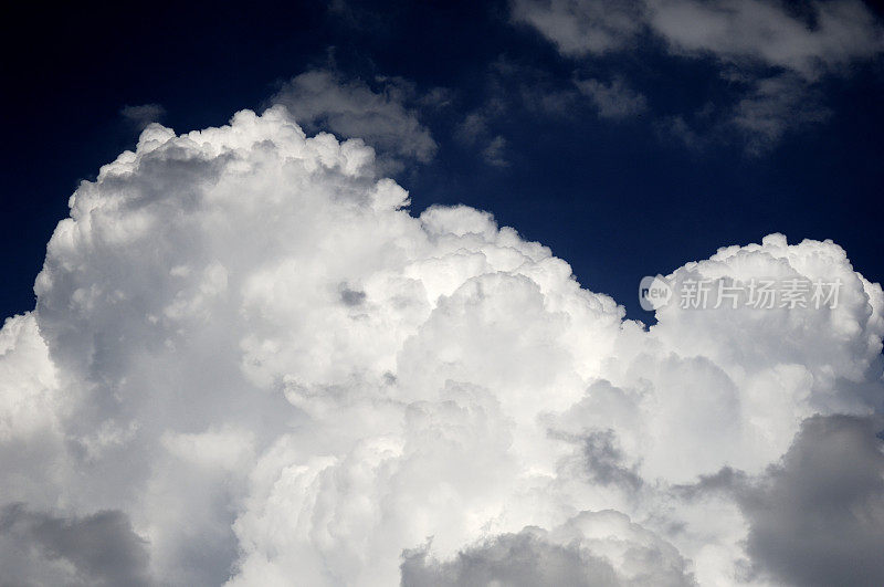 戏剧性的夏天Cloudscape