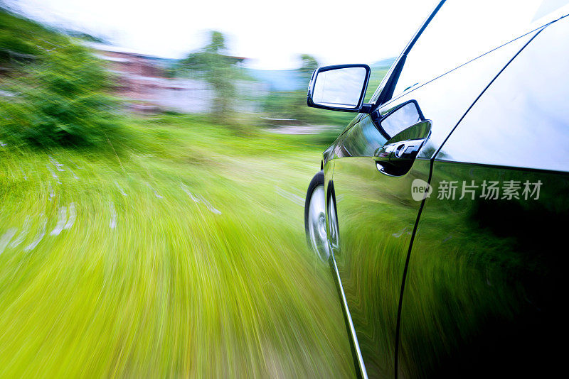 汽车在乡村公路上快速行驶