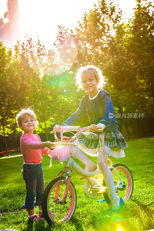 快乐女孩骑自行车