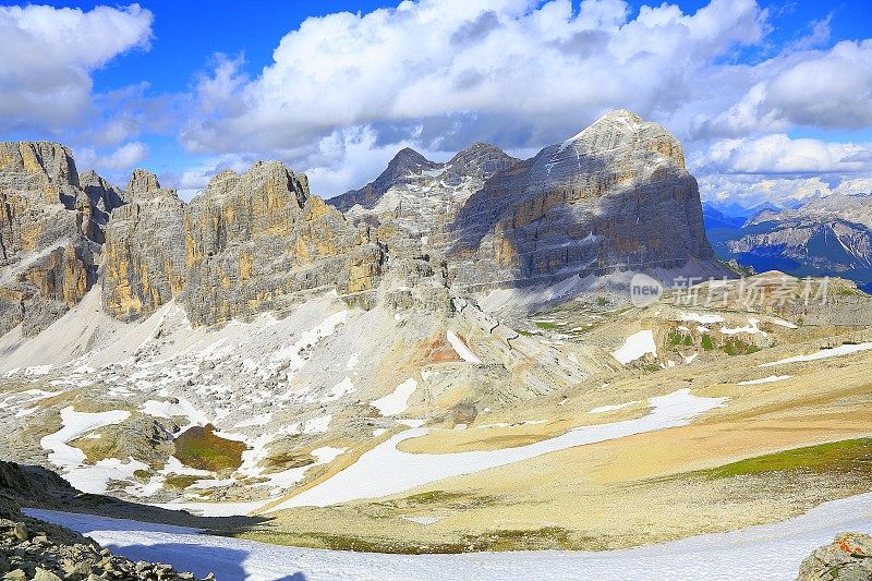 田园诗般的Tofane雪山从Lagazuoi山顶全景，五托里白云石，山顶山脉，戏剧性和雄伟的意大利泰洛阿尔卑斯山