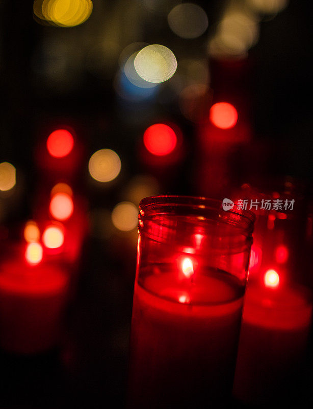 加泰罗尼亚一间小教堂里点燃的圣诞蜡烛。