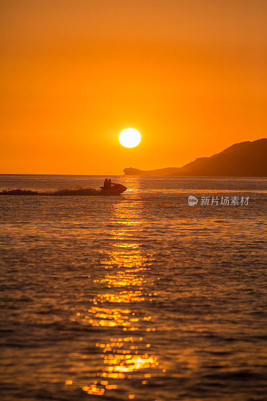 水上摩托情侣