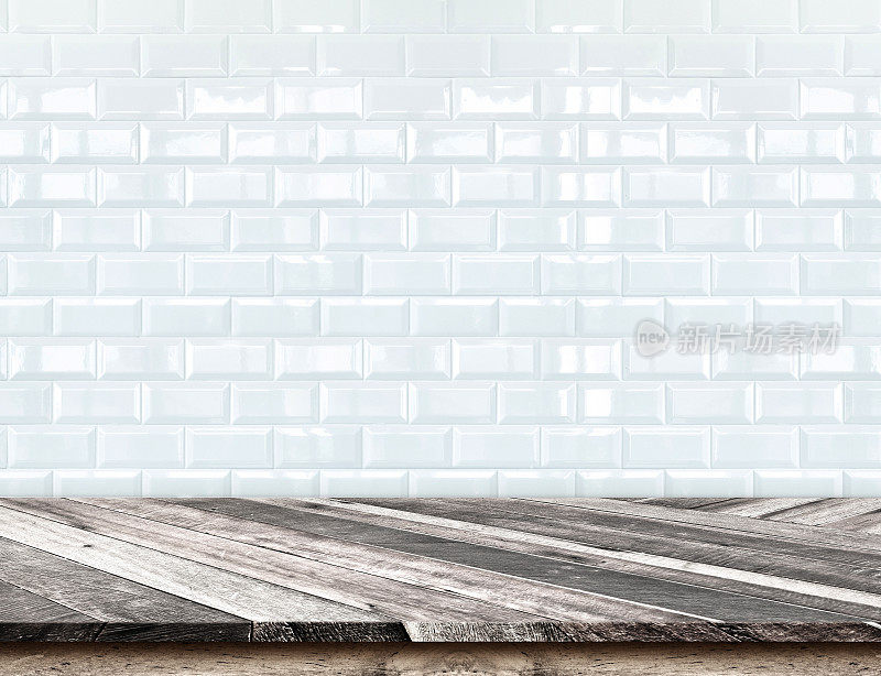 空对角线木制桌面在模糊的白色瓷砖墙