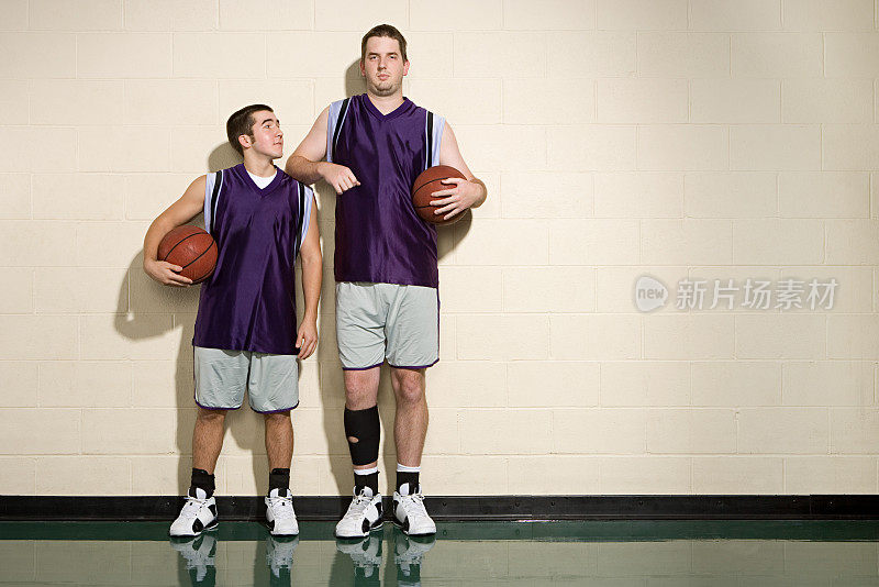 高的和矮的篮球运动员