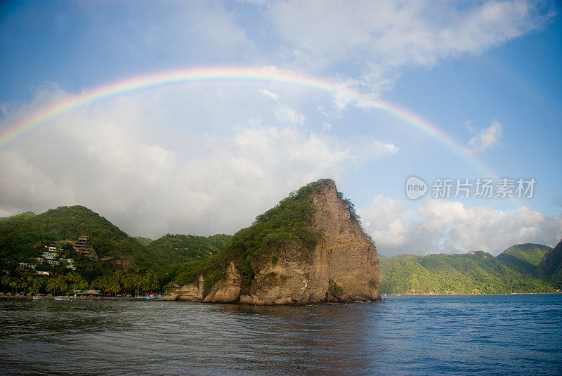 美丽的彩虹在山区