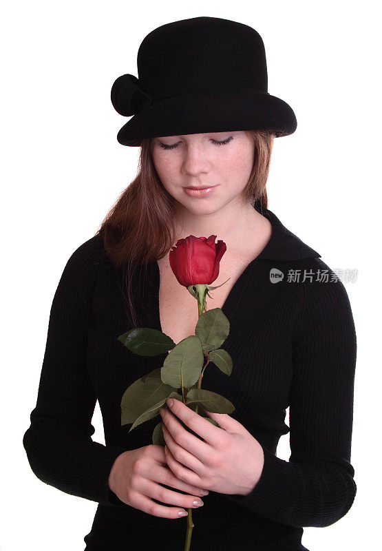 一朵红玫瑰的年轻女子