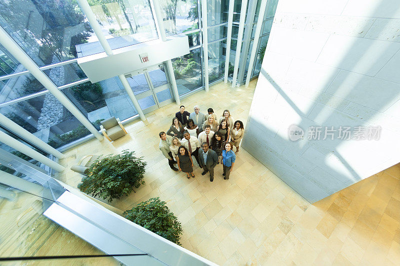商务:一群来自不同种族的同事聚集在办公室大厅。