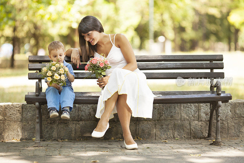 小绅士拿着花给她。