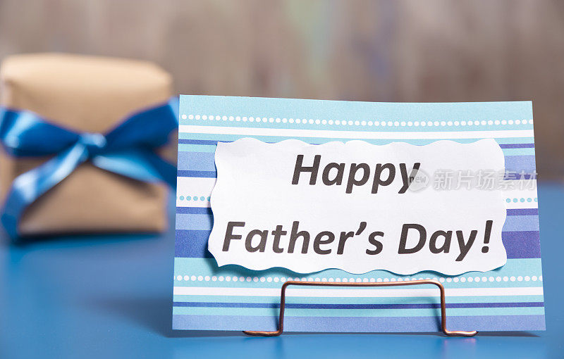 节日:给爸爸的父亲节礼物。读书卡片,蓝色背景。