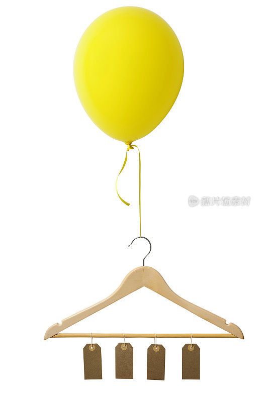 黄色气球与衣架和空白标签漂浮