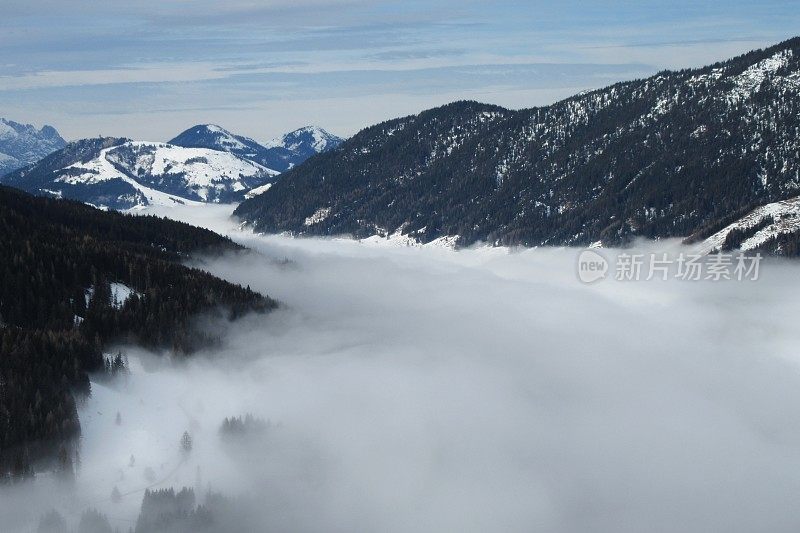 冬季奥地利萨尔巴赫上空的云层