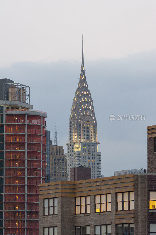 日落时分从屋顶上看到的纽约克莱斯勒大厦
