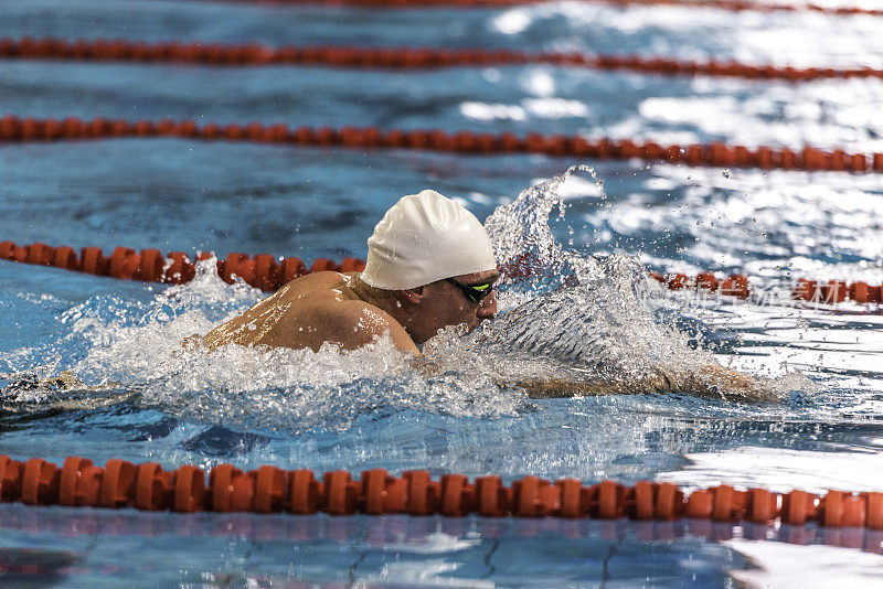 男游泳运动员游泳