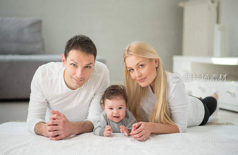 家庭时刻——母亲和父亲与一个男婴