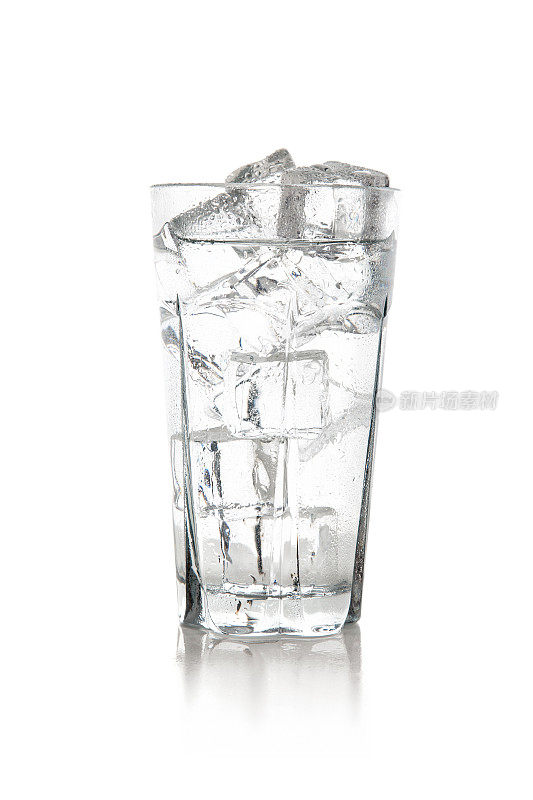 一杯加冰块的纯净水