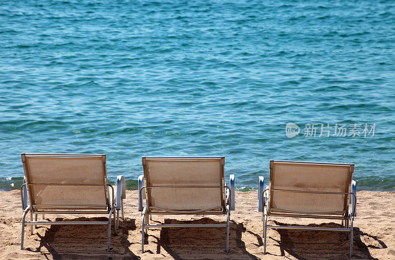 海滨与beachchairs