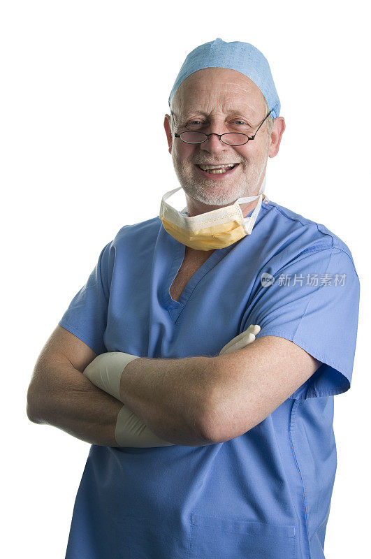 外科医生双臂交叉微笑着