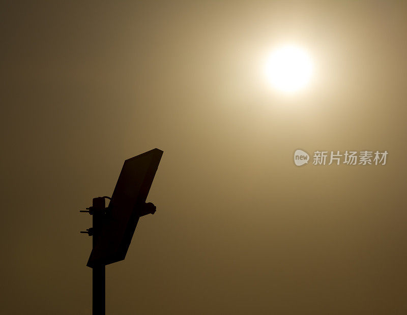 以太阳为背景的太阳能电池板的轮廓