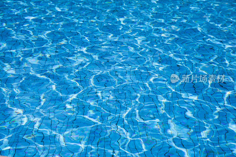 蓝色的游泳池