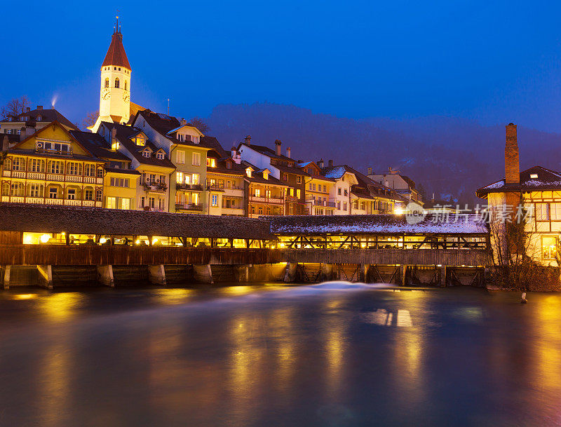 夜晚的图恩城，瑞士中部。