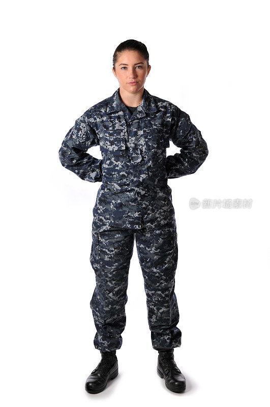 身着海军蓝数码迷彩的女人