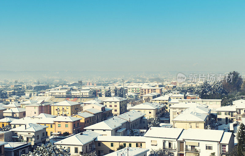 冬季全景，屋顶被雪覆盖的房屋