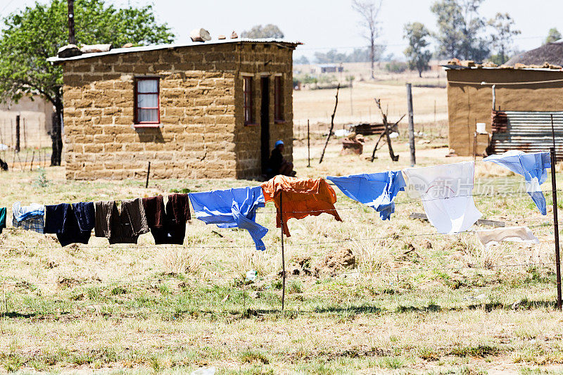 南非夸祖鲁-纳塔尔省农村居民点的晾晒衣物