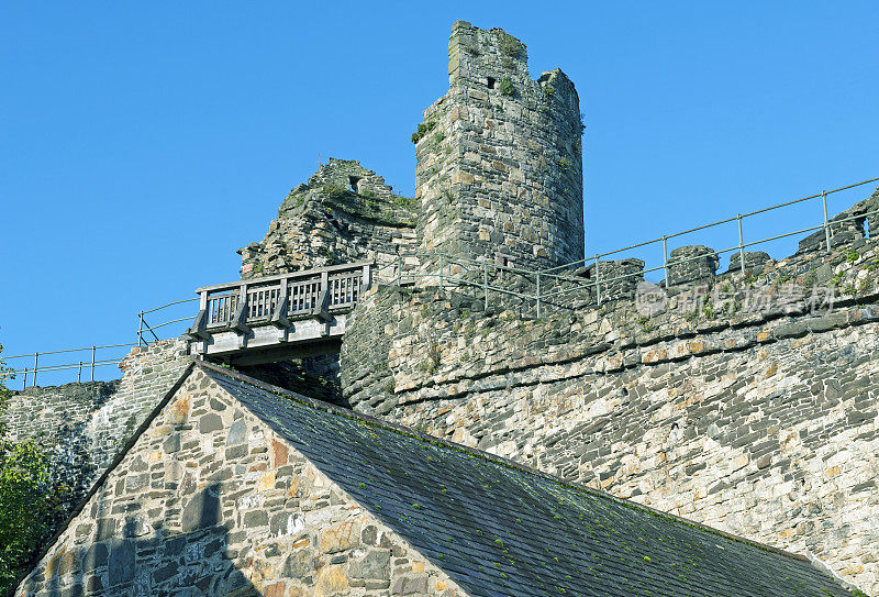 康威威尔士周围中世纪城墙上受损的塔