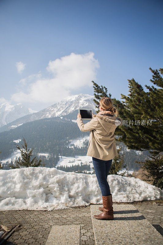 雪山上的女人