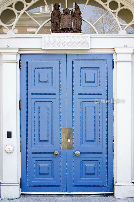 建筑入口有蓝色的门