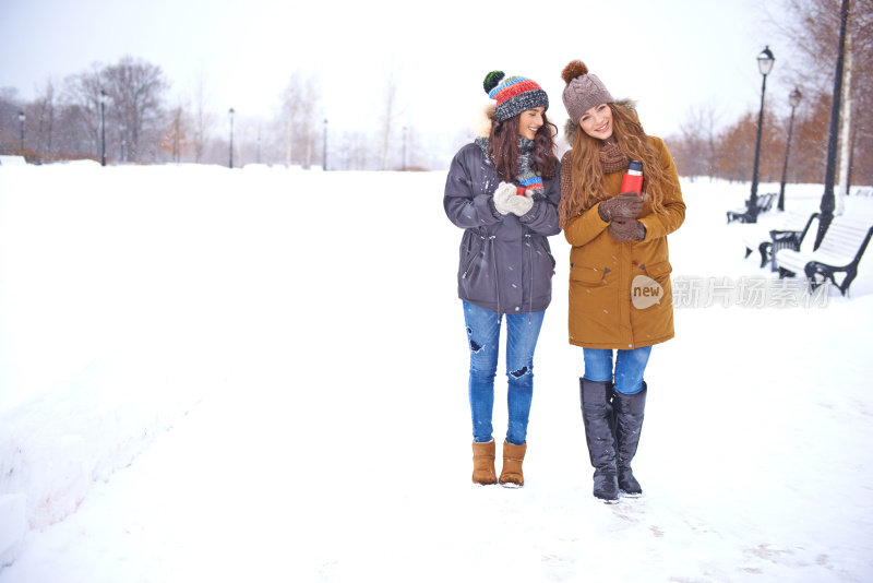 女性朋友在外面享受下雪天