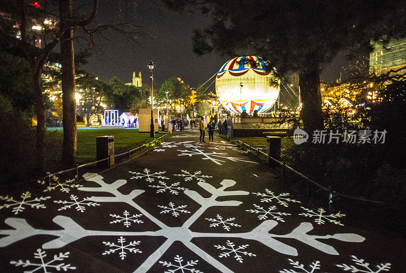 有圣诞气氛的小径