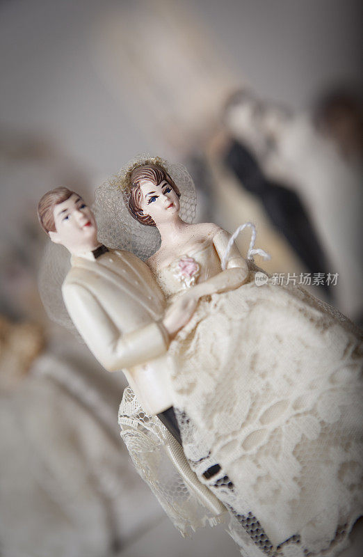 古董新娘和新郎蛋糕装饰。