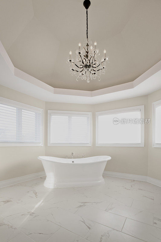 浴缸位于圆顶天花板下的大理石地板上