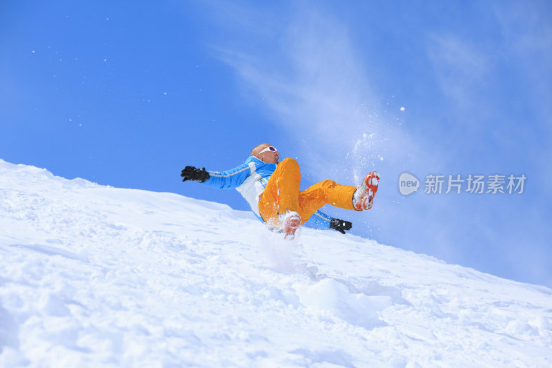 冬季运动快乐男人滑雪者跳跃阳光明媚的滑雪场