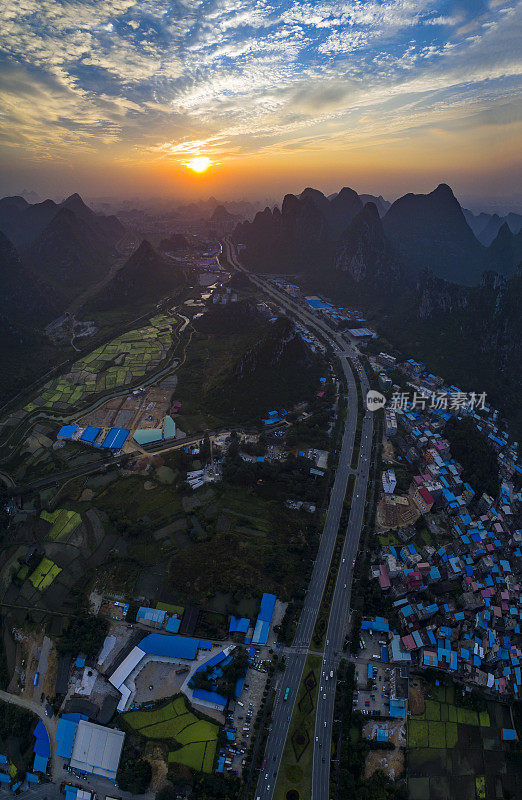 喀斯特地区农村日落，阳朔，中国桂林