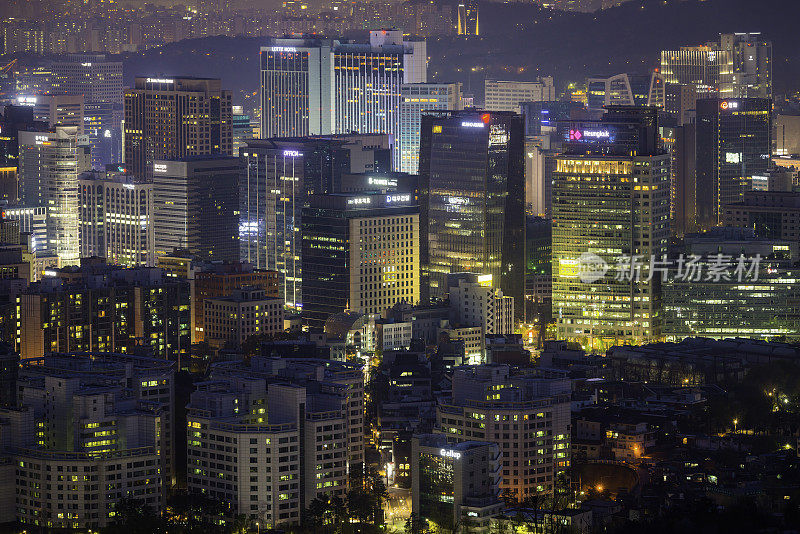 拥挤的城市景观未来的市中心摩天大楼在晚上照亮韩国首尔