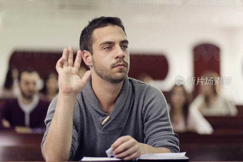 年轻的男学生