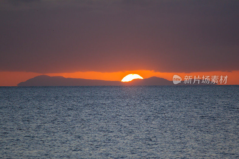 太阳落在云间