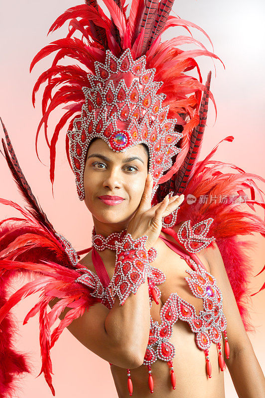 身着狂欢节服装的巴西桑巴舞舞者