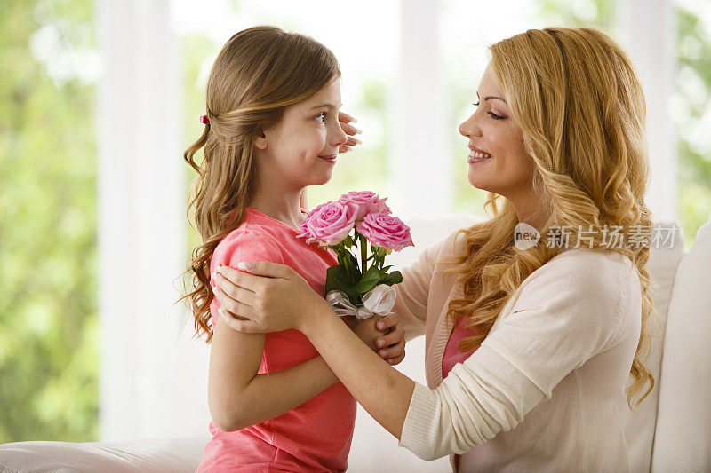 女人和小孩捧着一束花