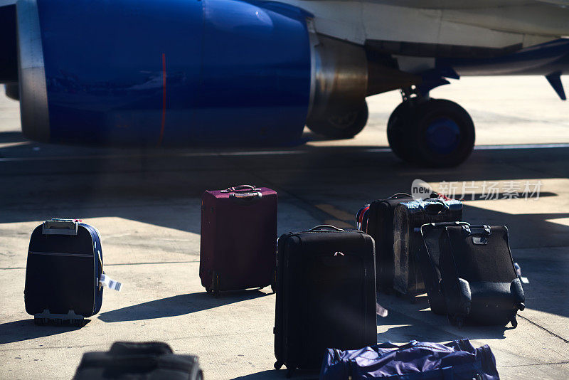 乘飞机旅行，行李在地上