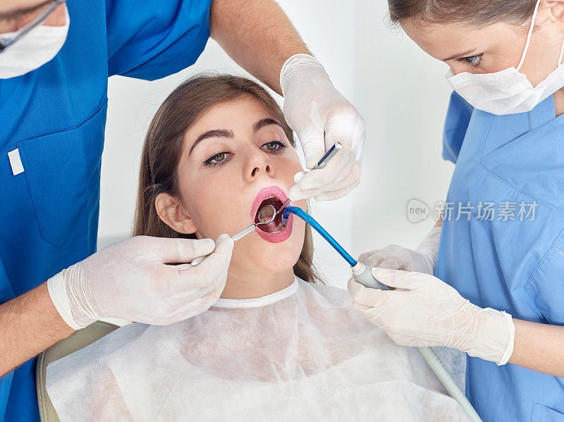 牙医检查妇女的牙齿