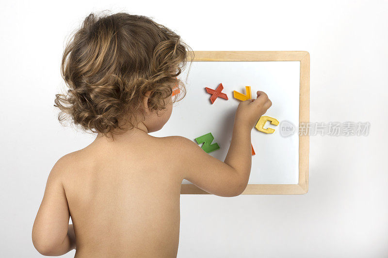 可爱的小男孩在幼儿园画画