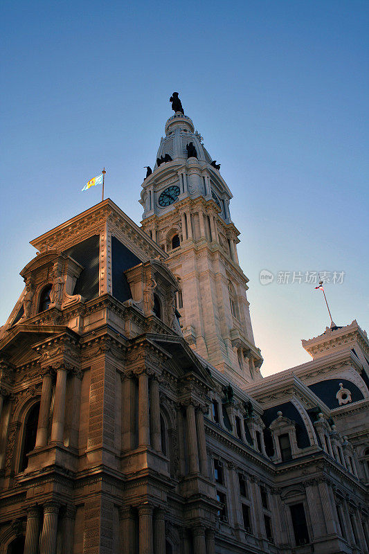 费城市政厅被傍晚的阳光照亮