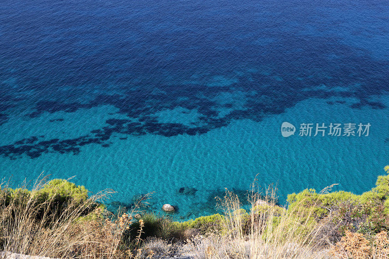 在阿吉欧斯尼基塔斯，莱夫卡斯海岸线的托奎斯水域