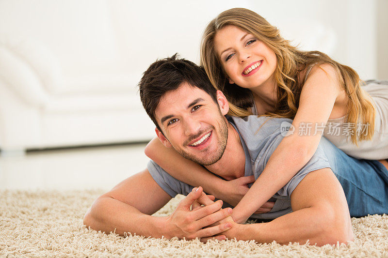 一对年轻夫妇躺在地板上
