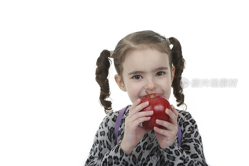带着苹果的小女孩