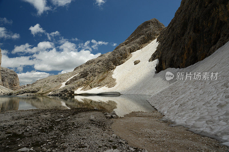 安特莫亚湖有雪