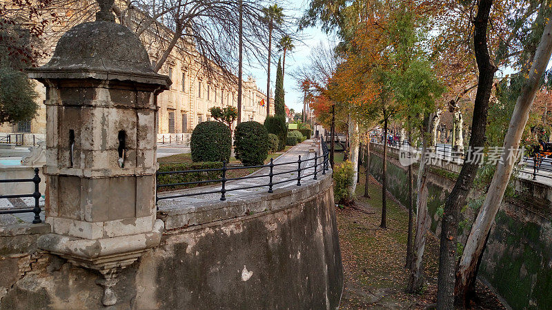 西班牙塞维利亚大学周围的古老遗迹护城河